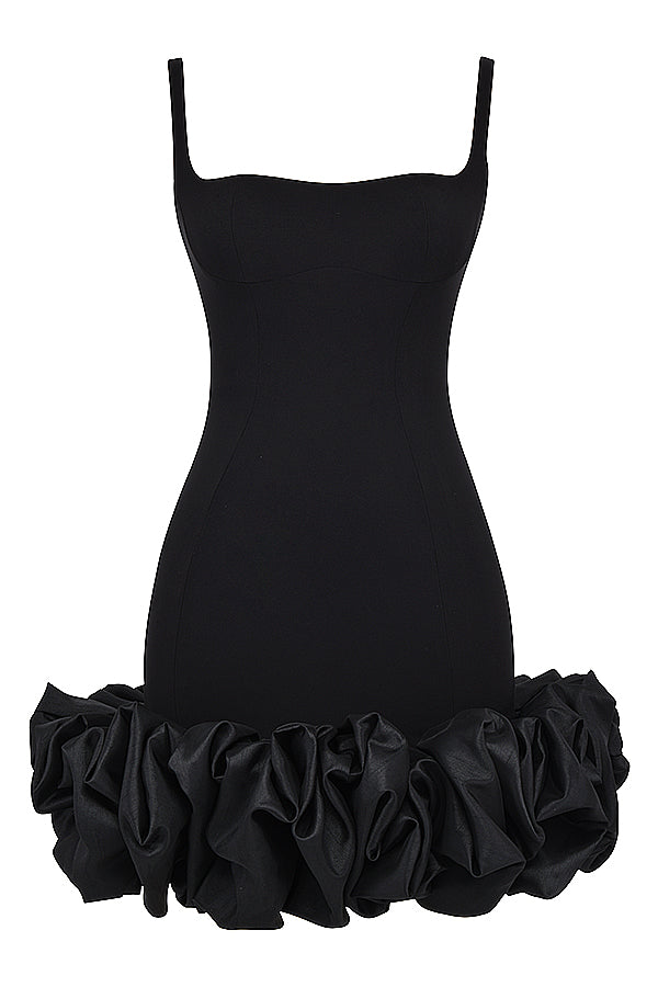 Un elegante vestido negro con hermosos volantes en el dobladillo
