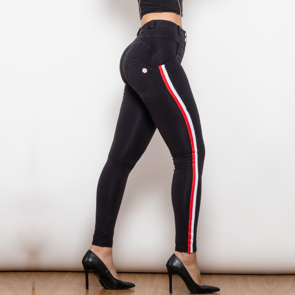 Jeans negros elegantes con modernas franjas blancas y rojas