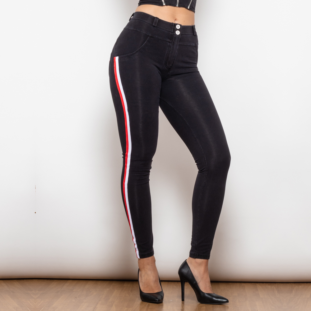 Jeans negros elegantes con modernas franjas blancas y rojas