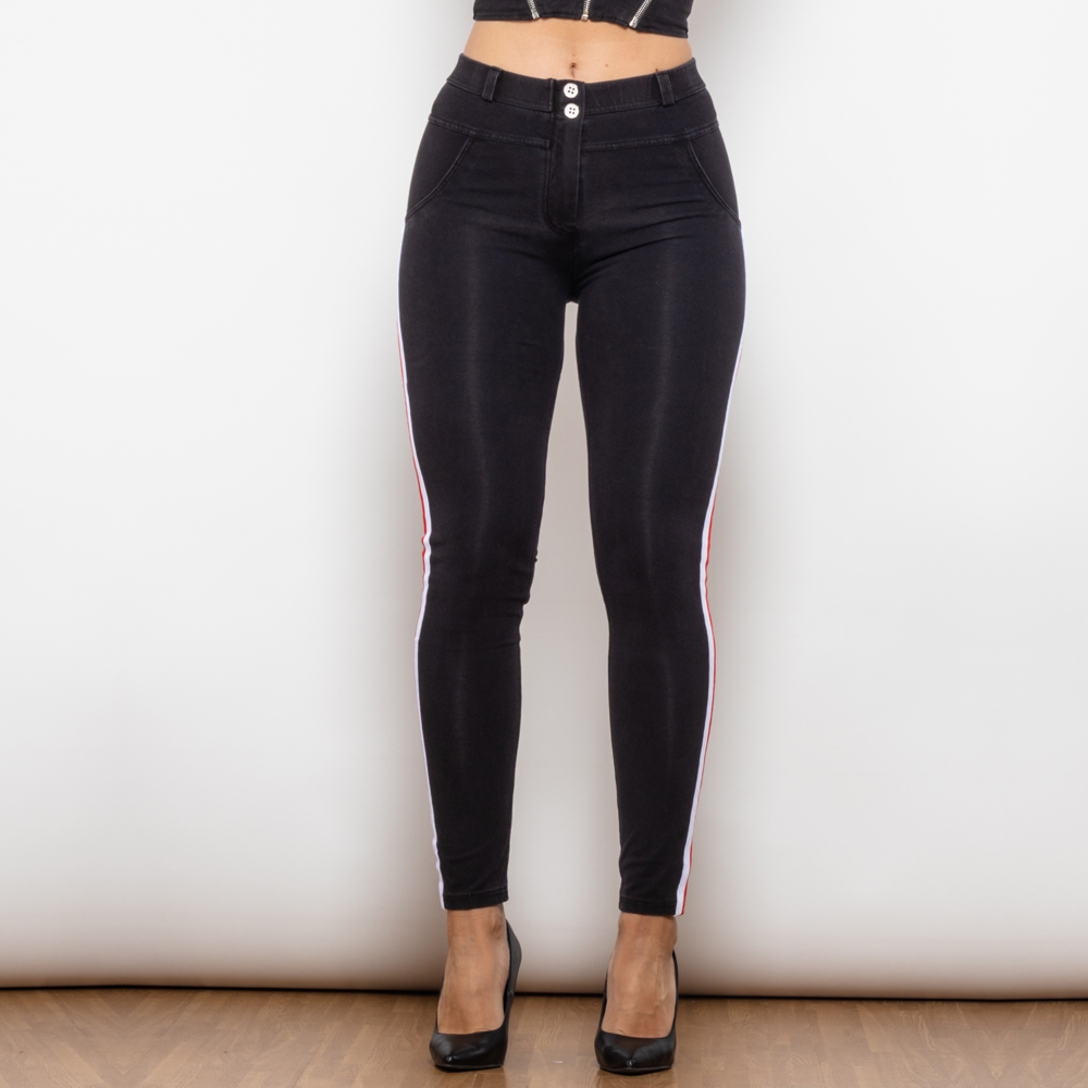 Jeans negros elegantes con modernas franjas blancas y rojas