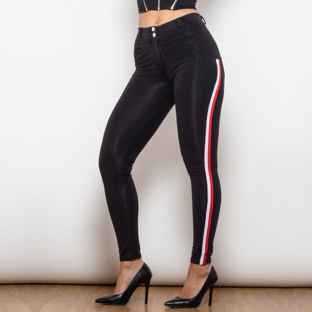 Jeans negros elegantes con modernas franjas blancas y rojas
