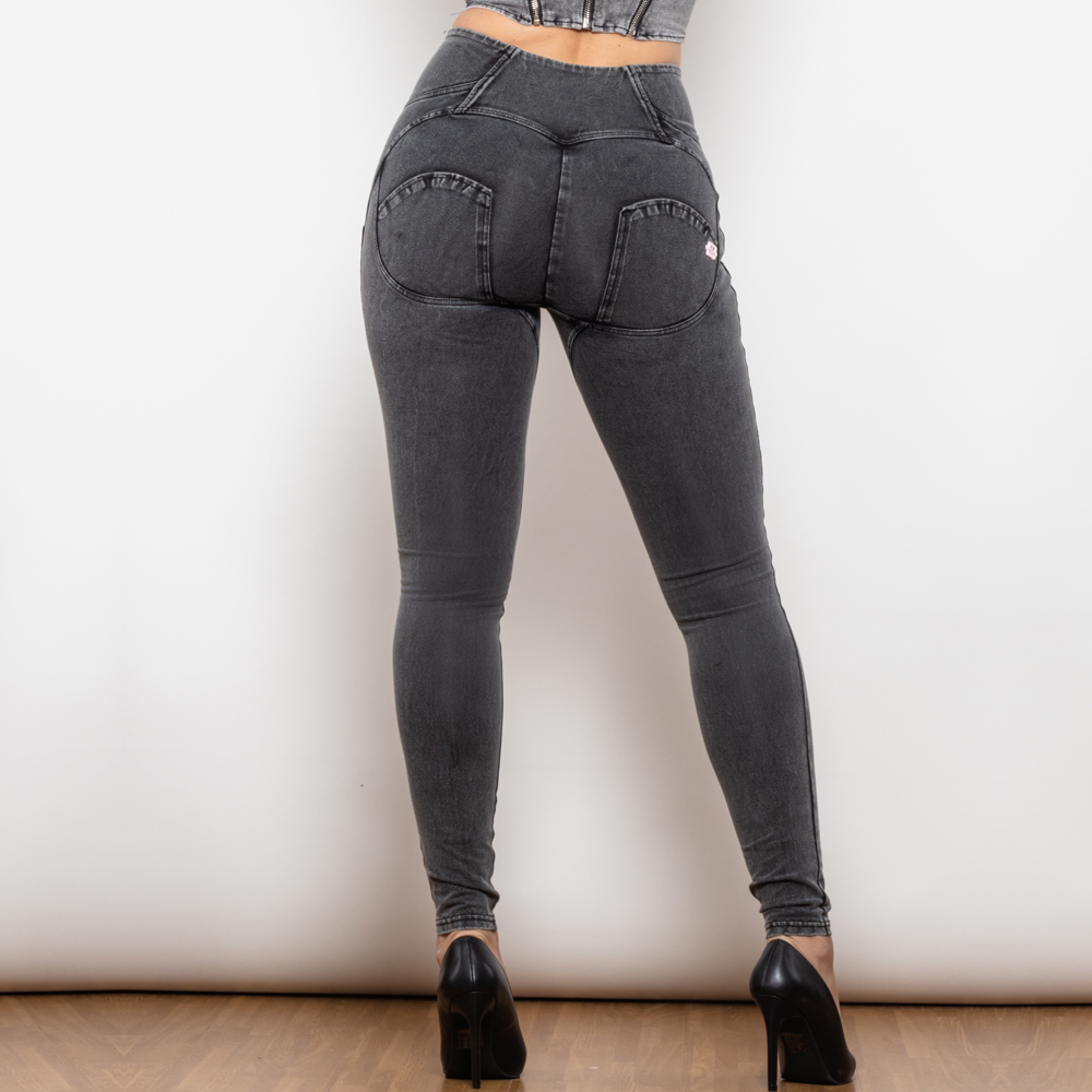 Jeans grises elegantes con una cintura alta favorecedora