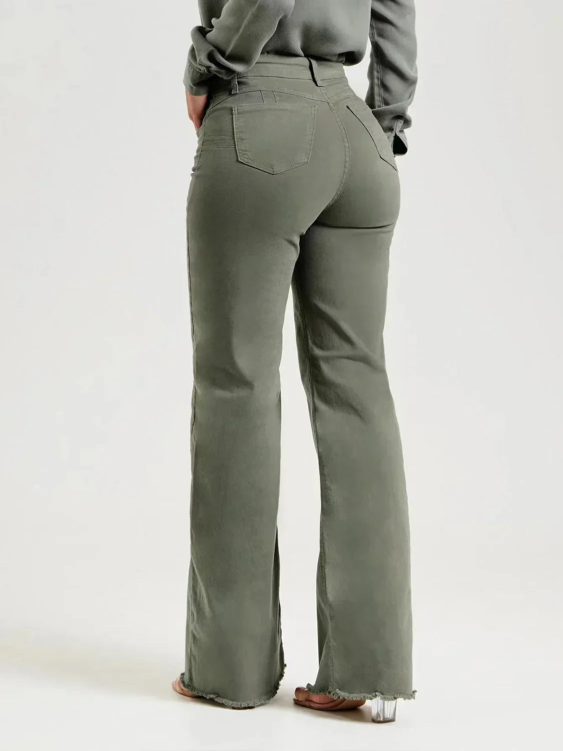 Pantalones de campana deshilachados y elegantes para un look moderno