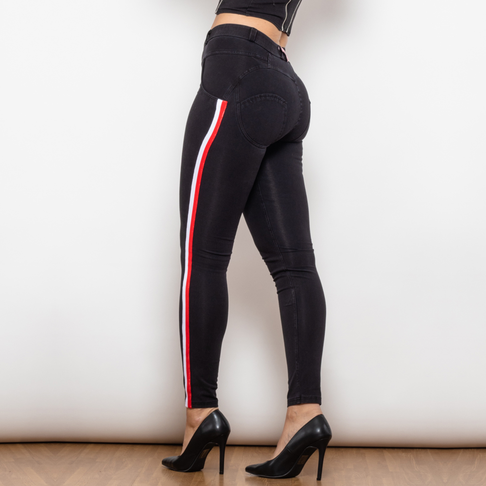 Jeans negros elegantes con modernas franjas blancas y rojas