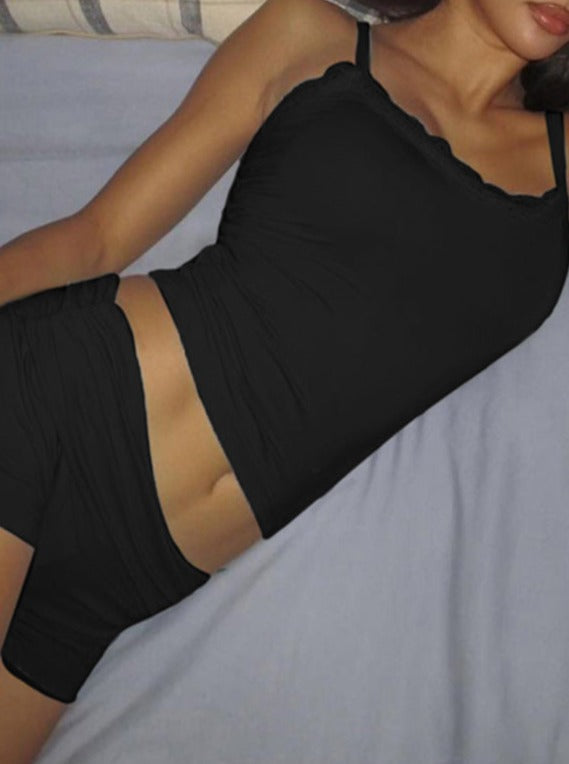 Conjunto elegante de ropa de estar en rosa y negro, con un seductor top de encaje y cómodos shorts de talle bajo