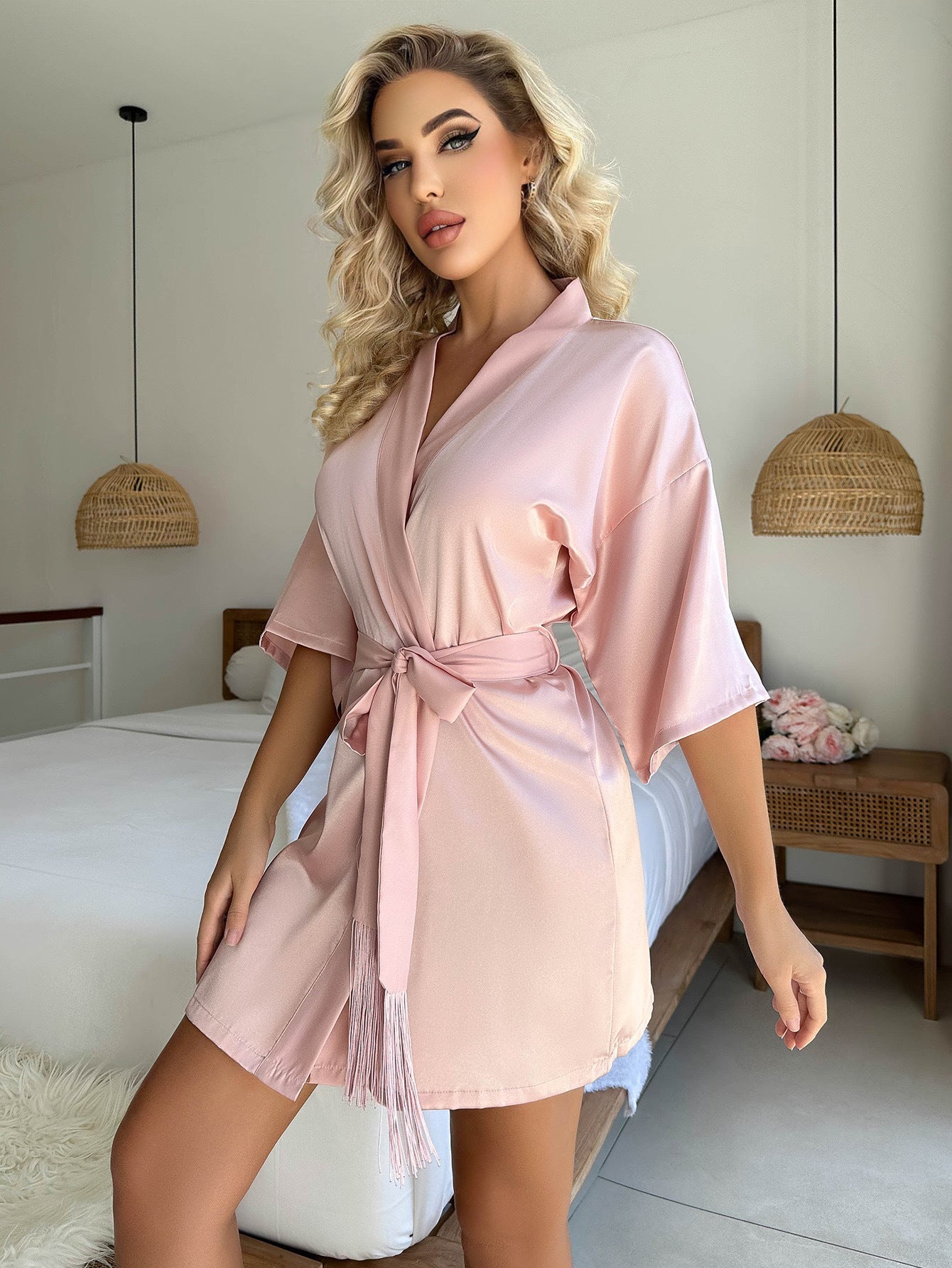 Seductora bata corta rosa claro con lazo y borla: ¡la combinación perfecta de bata sexy y pijama!