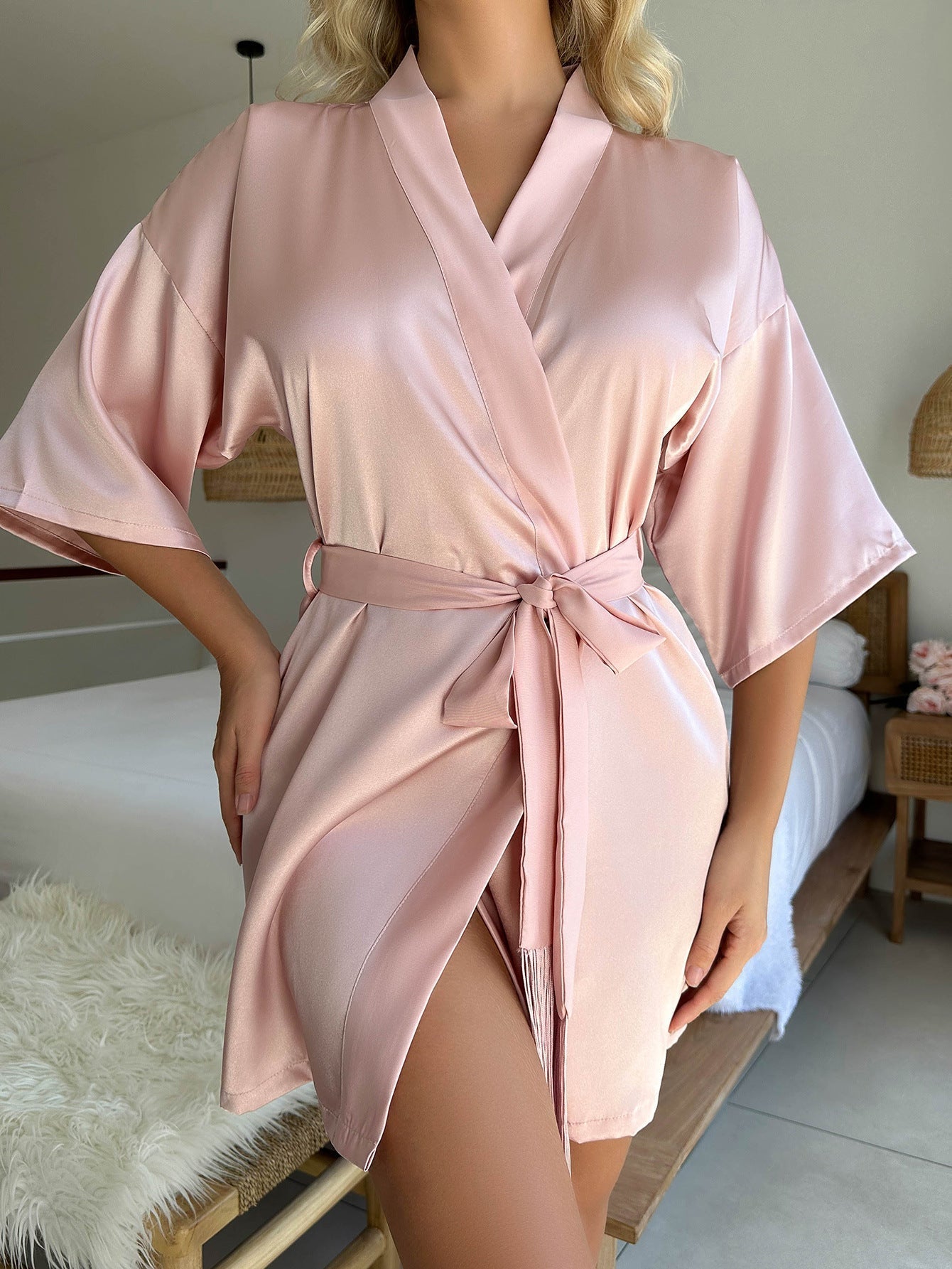 Seductora bata corta rosa claro con lazo y borla: ¡la combinación perfecta de bata sexy y pijama!