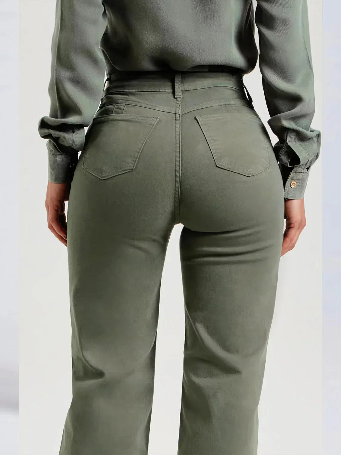 Pantalones de campana deshilachados y elegantes para un look moderno