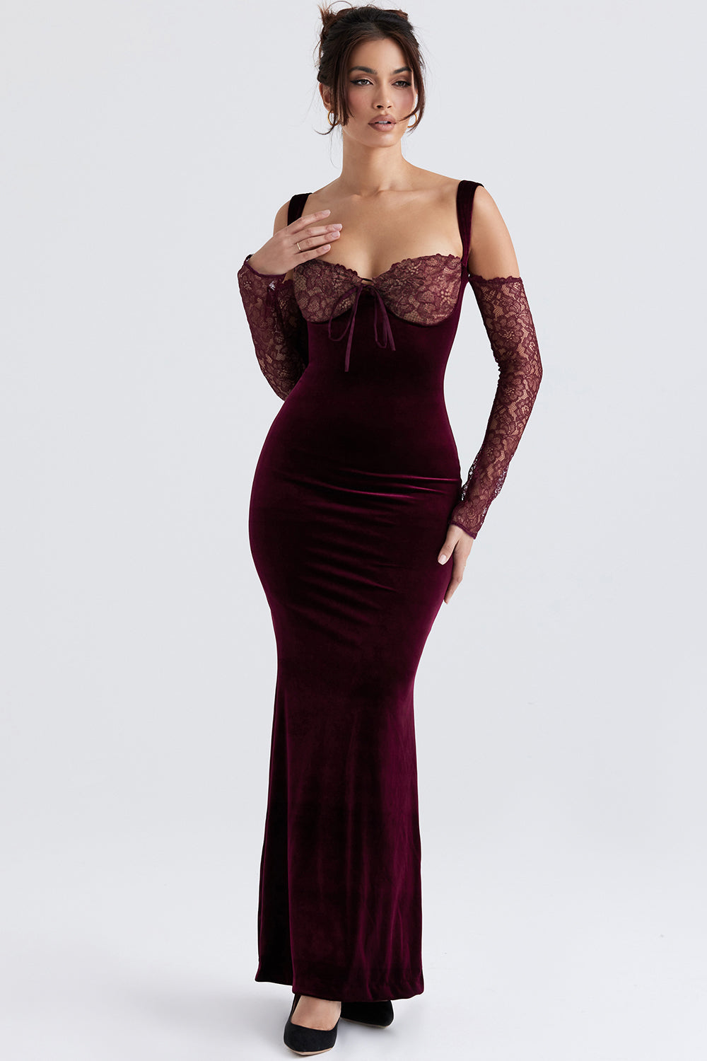 Elegante vestido maxi negro de terciopelo de cereza para un look cautivador