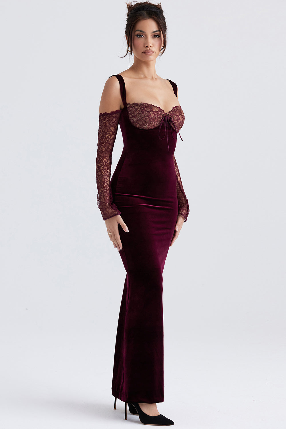Elegante vestido maxi negro de terciopelo de cereza para un look cautivador