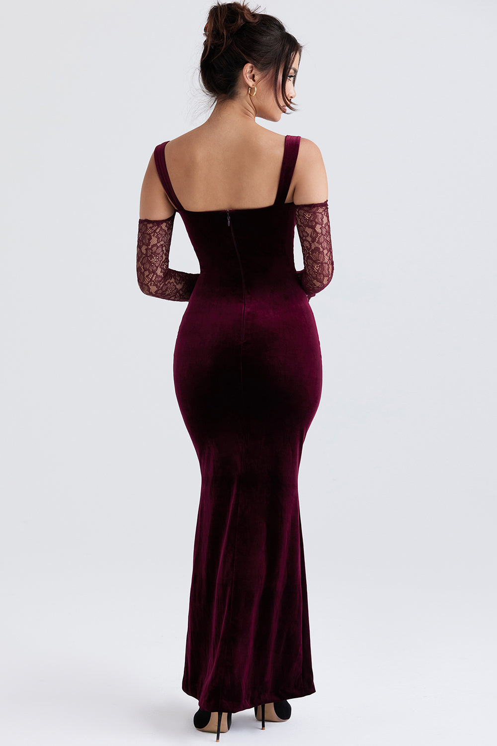 Elegante vestido maxi negro de terciopelo de cereza para un look cautivador