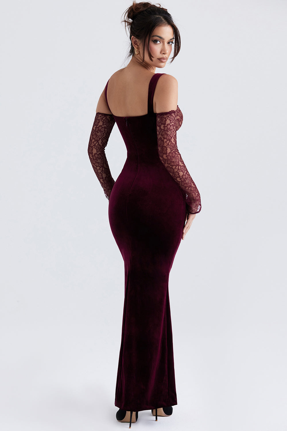 Elegante vestido maxi negro de terciopelo de cereza para un look cautivador