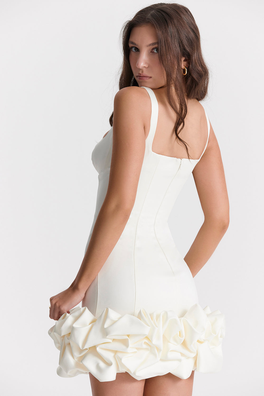 Un elegante vestido negro con hermosos volantes en el dobladillo