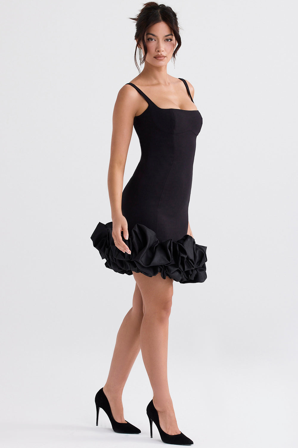 Un elegante vestido negro con hermosos volantes en el dobladillo