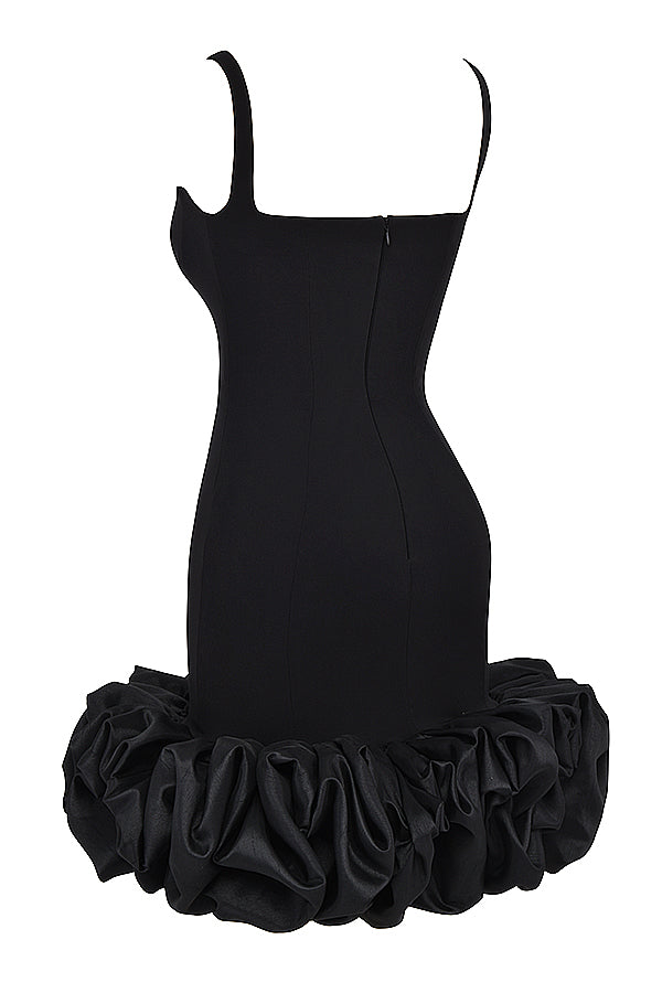 Un elegante vestido negro con hermosos volantes en el dobladillo