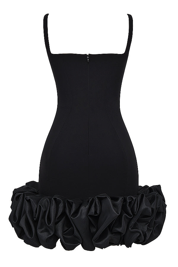 Un elegante vestido negro con hermosos volantes en el dobladillo
