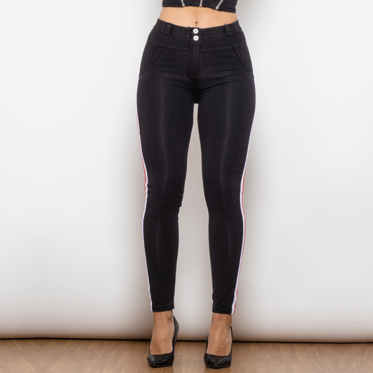 Jeans negros elegantes con modernas franjas blancas y rojas