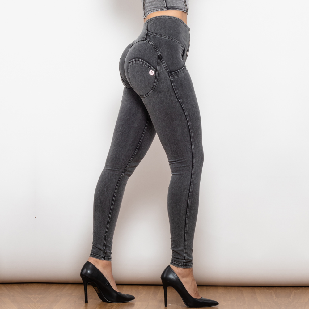 Jeans grises elegantes con una cintura alta favorecedora