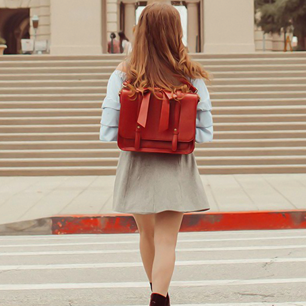 Bolso Retro Twist en azul-rosa, cómodo y atemporal para cualquier ocasión