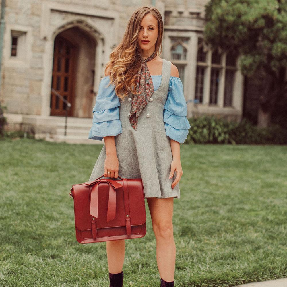 Bolso Retro Twist en azul-rosa, cómodo y atemporal para cualquier ocasión