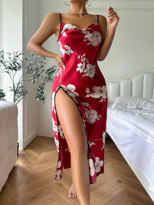 Camisón rojo seductor con un deslumbrante estampado floral, espalda abierta y sensual abertura