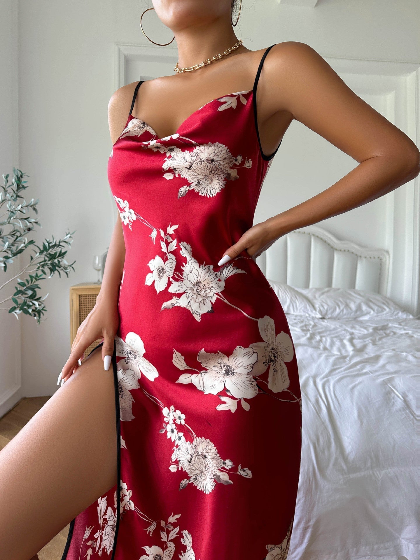 Camisón rojo seductor con un deslumbrante estampado floral, espalda abierta y sensual abertura