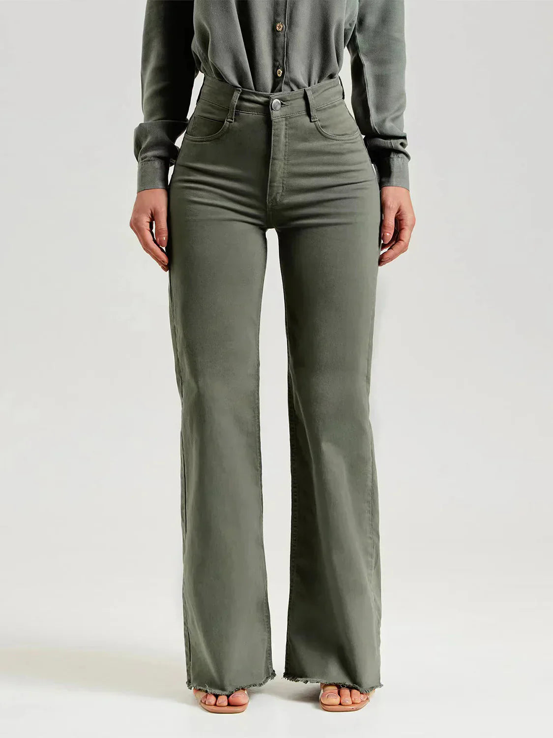 Pantalones de campana deshilachados y elegantes para un look moderno